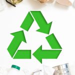 Symbole de recyclage vert sur fond de matières recyclables — tri 5 flux professionnels IDS Environnement