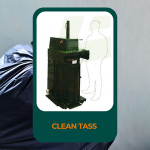 Équipement Clean Tass devant un fond de bacs et sacs poubelles. Cet appareil tasse l’intérieur des poubelles pour chasser l’air contenu dans les sacs et réduire le nombre de bacs nécessaires dans un local.