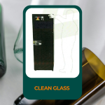 Équipement Clean Glass devant un fond de bouteilles en verre. L’équipement permet de réduire le volume du verre en le broyant et s’intègre facilement sous un établi ou dans un espace de stockage.