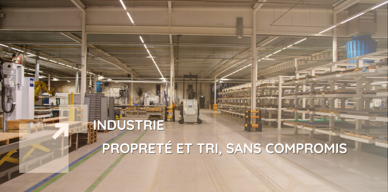 Image d’usine ou site industriel avec containers / déchets industriels, symbolisant la gestion des déchets en milieu industriel, et les solutions globales d’IDS Environnement.