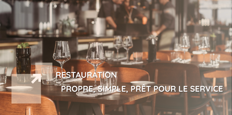 Cuisine professionnelle ou restaurant avec sacs / bacs de déchets (carton, plastique, biodéchets), représentant la gestion des déchets en restauration, avec les solutions IDS Environnement.