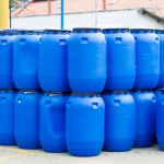 Vue générale de fûts plastiques collectés pour le recyclage en entreprise.