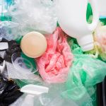 Mélange de différents types de plastiques collectés pour recyclage industriel.