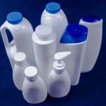 Flacon en plastique collecté pour recyclage professionnel.