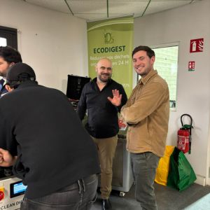 Photo de Jonathan Ribero (Responsable réseau IDS Environnement) et Romain de Taillac (IDS Environnement, Gironde) participant à un module SAV sur le démontage et l’analyse d’une panne d’un Clean Digest 30.