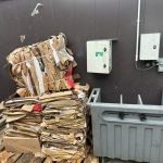 Fast-food avec cartons compressés en balles de 51 kg après installation de la presse à balle Clean Kompact – zone de stockage propre et organisée