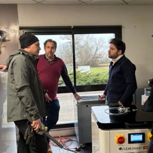 Photo de Xavier Depoix (IDS Environnement, Indre-et-Loire), Florent Valtier (IDS Environnement Maine-et-Loire) et Thimothée (technicien IDS Environnement Rhône-Alpes) participant à un module SAV sur le démontage et l’analyse d’une panne d’un Clean Digest 30.