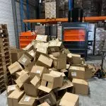 Pile de cartons en vrac dans un entrepôt avant compactage par le Clean Kompact 500V