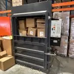 Cartons placés à l'intérieur du Clean Kompact 500V avant compression — entrepôt logistique