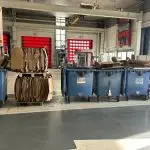 Comparaison avant/après Clean Kompact — 4 bacs 660L à 40kg chacun vs 2 balles de 500kg compactées sur palette