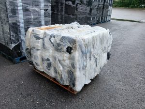 Balle de films plastiques industriels compactée sur palette par IDS Environnement Gironde chez ETERNITY SYSTEMS à Cestas — 600 kg prêts à être acheminés vers les filières de recyclage.