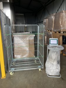 Cage de stockage métallique et porte-sac "Films Plastiques" dans la zone de regroupement des déchets chez ETERNITY SYSTEMS Cestas — organisation des flux mis en place par IDS Environnement Gironde.