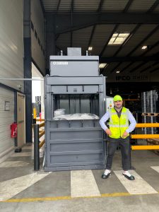 Jonathan Ribeiro, animateur réseau IDS Environnement, devant la presse à balles Clean Kompact CK500LUD installée chez ETERNITY SYSTEMS à Cestas en Gironde.