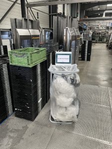 Porte-sac Clean Logic identifié "Films Plastiques" installé au plus proche d'une ligne de production chez ETERNITY SYSTEMS à Cestas — tri à la source des films plastiques industriels mis en place par IDS Environnement Gironde.