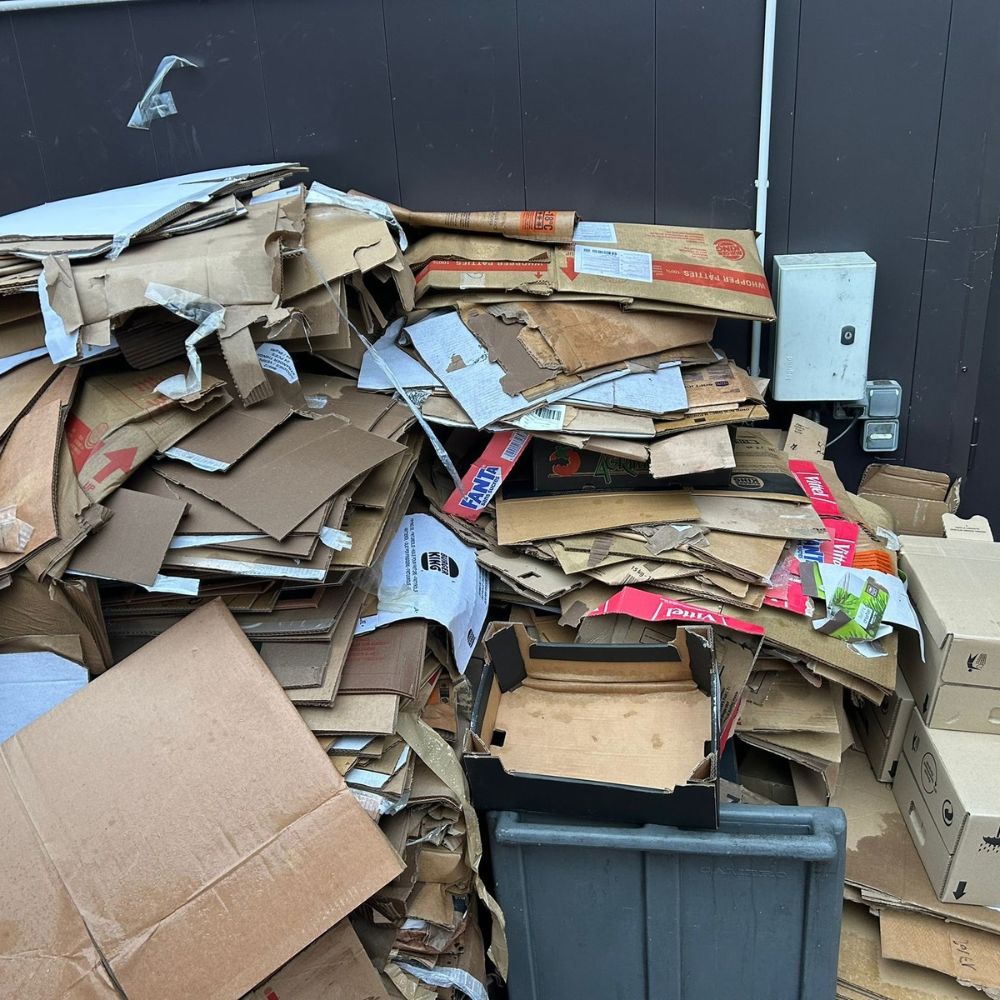 Zone de stockage d'un fast-food avant installation : cartons en vrac et bacs qui débordent